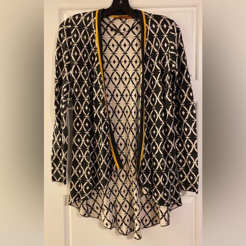 belle by Bellini Size S Cream black
Orange Accented Open Front...
